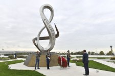 Estoniyanın xarici işlər naziri Zəfər parkını ziyarət edib (FOTO)