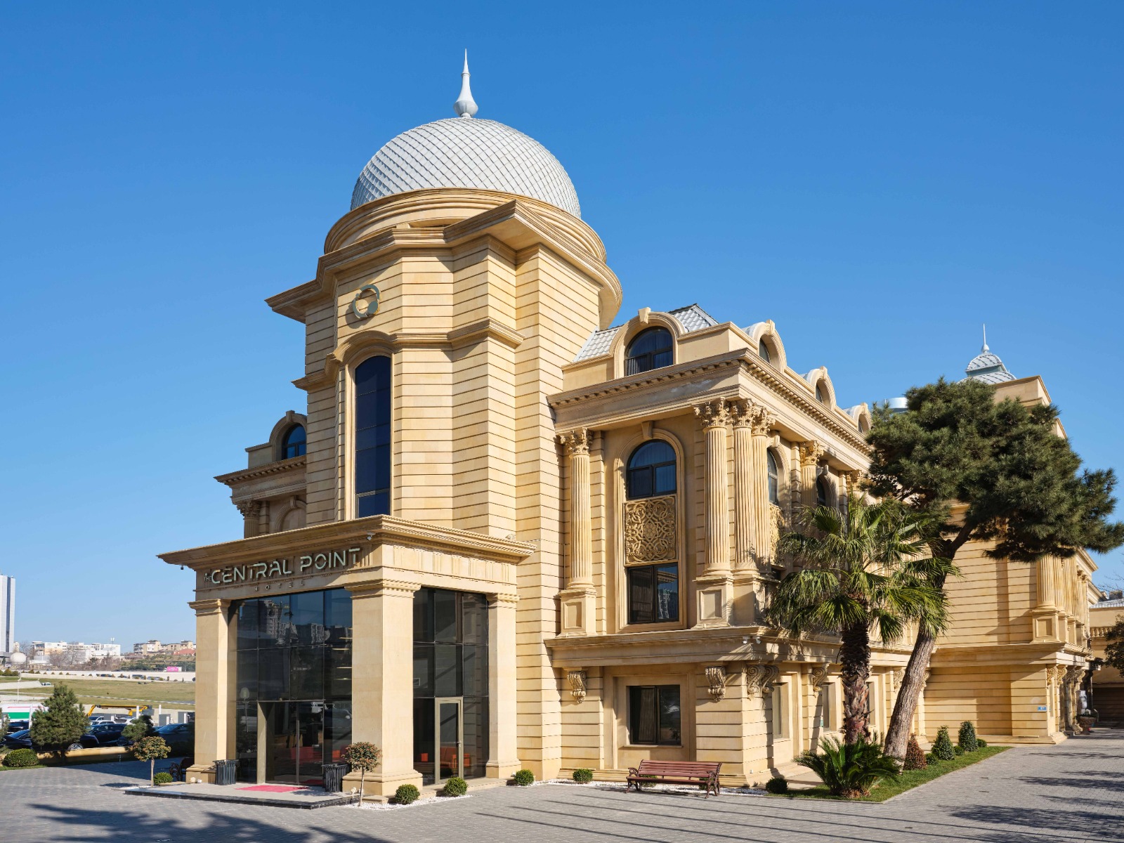 “Wyndham Garden Baku” hoteli bu gün 3 yaşını qeyd edir (FOTO)