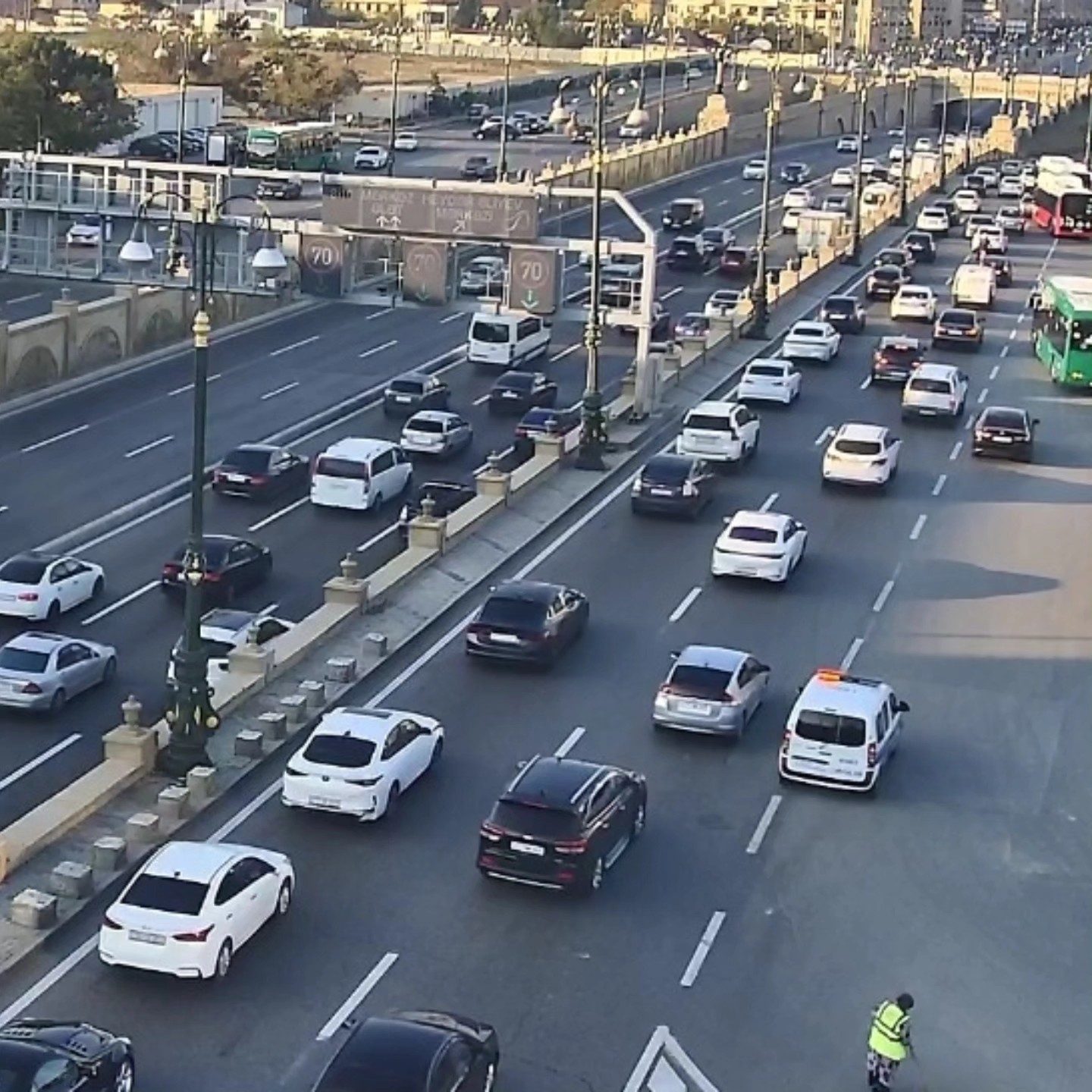 Sürücülərin NƏZƏRİNƏ: Paytaxtın bir sıra yollarında tıxac var - SİYAHI (FOTO)