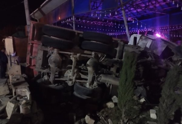 Ağdamda yük maşını yol kənarındakı restorana aşıb