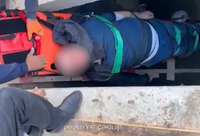 Bakıda su anbarına yıxılan şəxs xilas edilib (VİDEO)