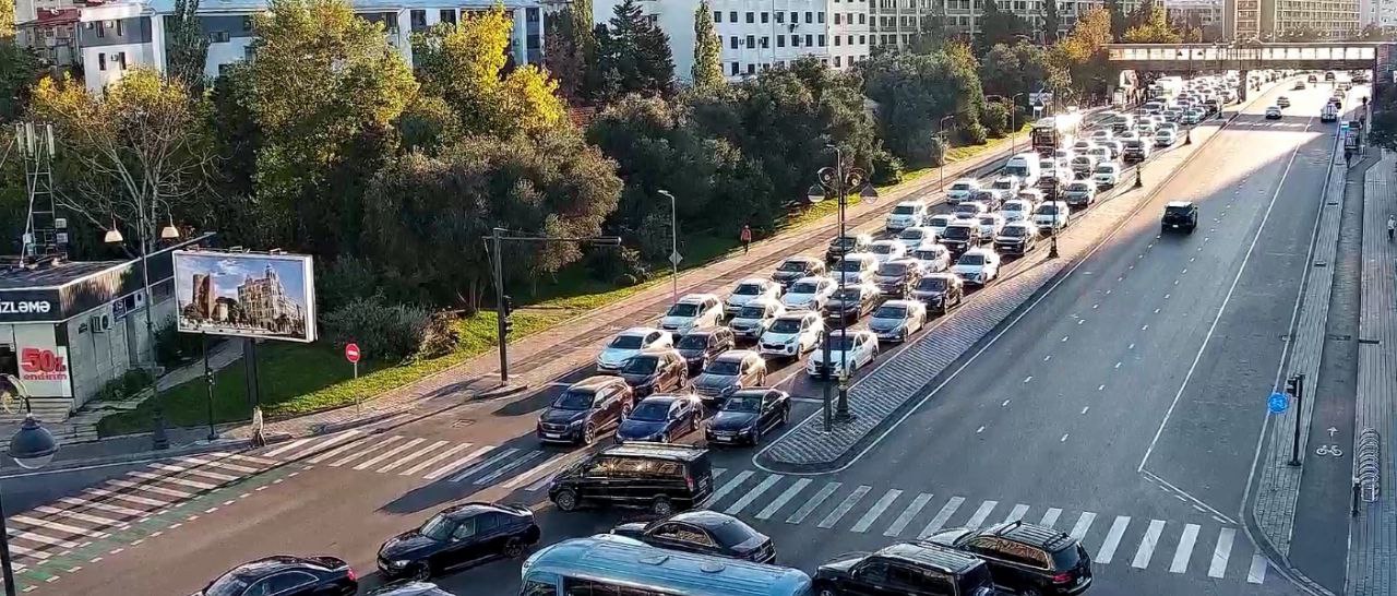 Sürücülərin NƏZƏRİNƏ: Paytaxtın bir sıra yollarında tıxac var - SİYAHI (FOTO)