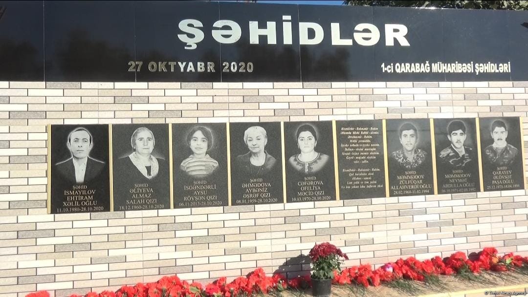 Bərdədə raket hücumu nəticəsində şəhid olan dinc sakinlərin anım günü qeyd edilib (FOTO)