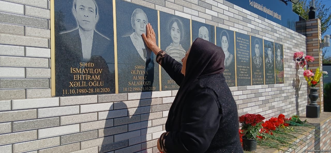 Bərdədə raket hücumu nəticəsində şəhid olan dinc sakinlərin anım günü qeyd edilib (FOTO)