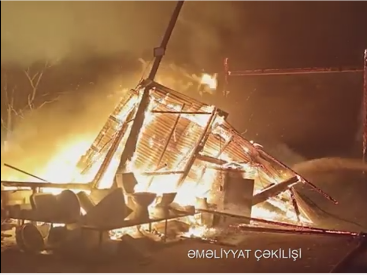 Keşlədə tikinti materialları olan ərazidə yanğın olub (VİDEO)