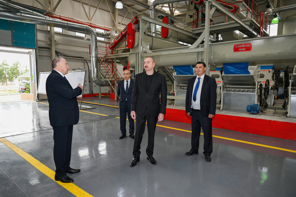 Prezident İlham Əliyev Sabirabadda pambıq emalı zavodunun fəaliyyəti ilə tanış olub (FOTO)