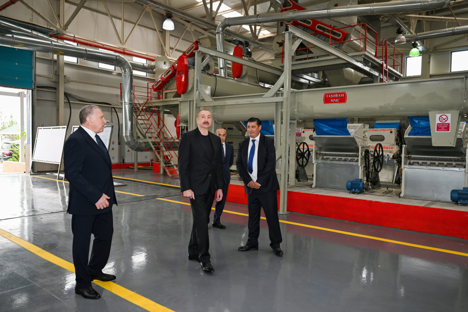 Prezident İlham Əliyev Sabirabadda pambıq emalı zavodunun fəaliyyəti ilə tanış olub (FOTO)