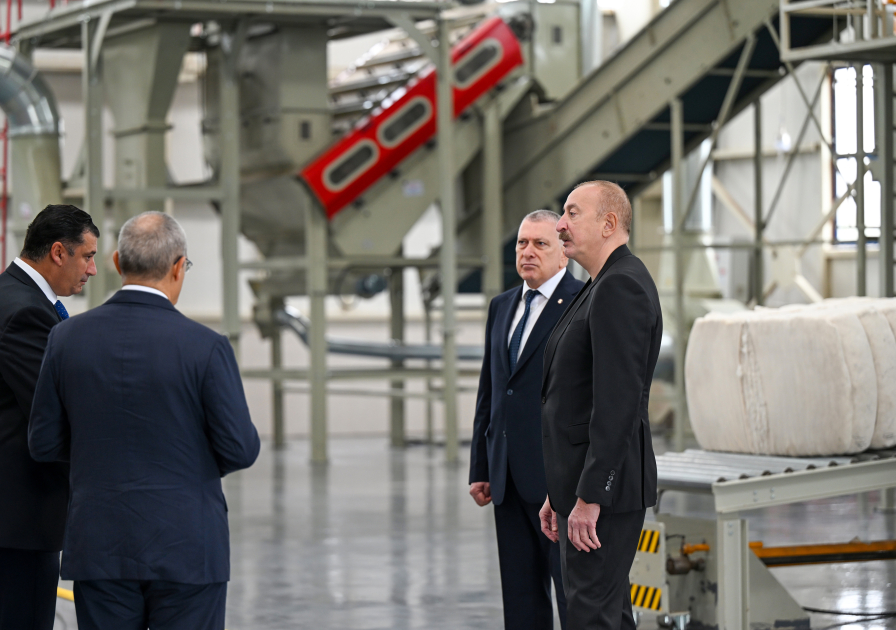 Prezident İlham Əliyev Sabirabadda pambıq emalı zavodunun fəaliyyəti ilə tanış olub (FOTO)