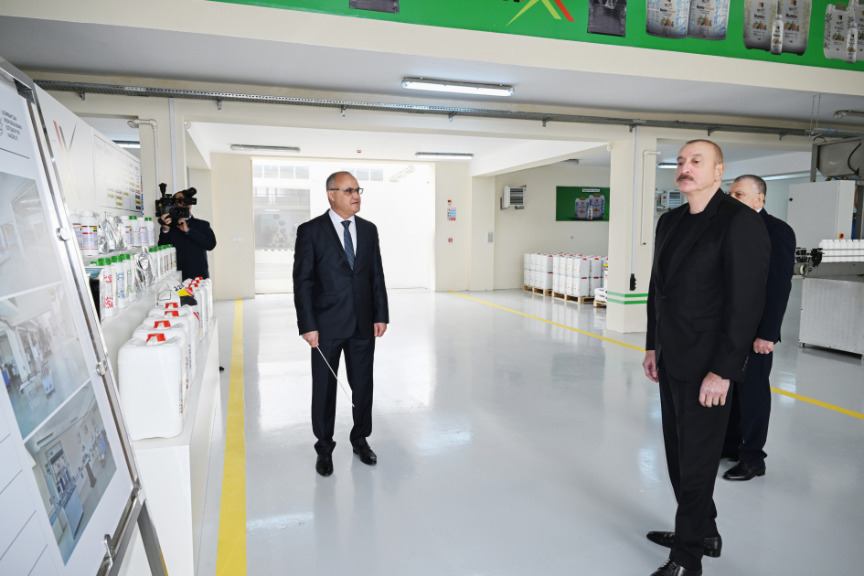 Prezident İlham Əliyev Sabirabadda aqrokimyəvi vasitələrin istehsalı müəssisəsinin fəaliyyəti ilə tanış olub (FOTO)