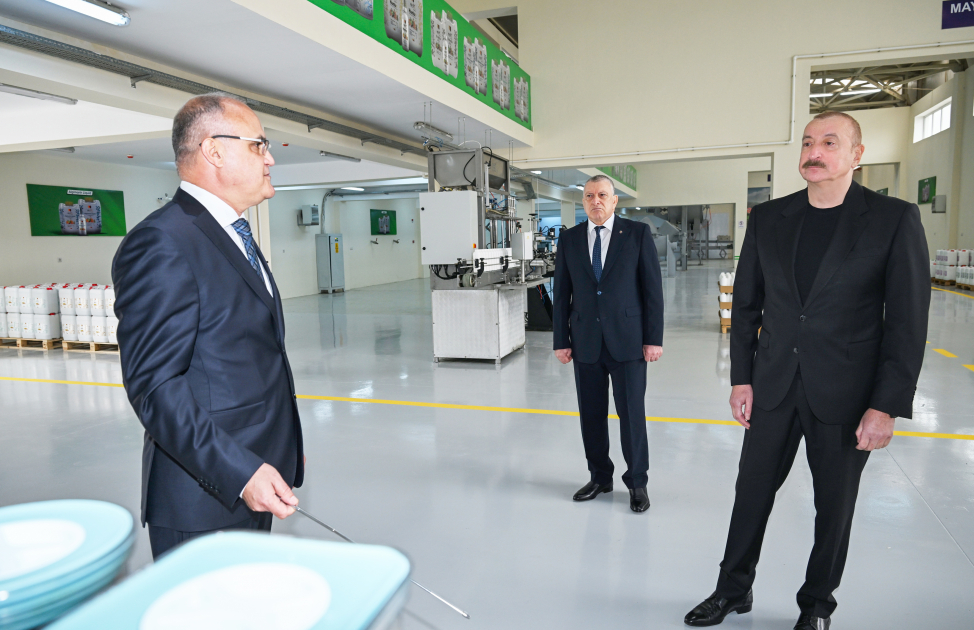 Prezident İlham Əliyev Sabirabadda aqrokimyəvi vasitələrin istehsalı müəssisəsinin fəaliyyəti ilə tanış olub (FOTO)