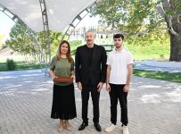 Prezident İlham Əliyev Cəbrayıl rayonunun Horovlu kəndinin sakinlərinə mənzillərin açarlarını təqdim edib (FOTO/VİDEO) (YENİLƏNİB)