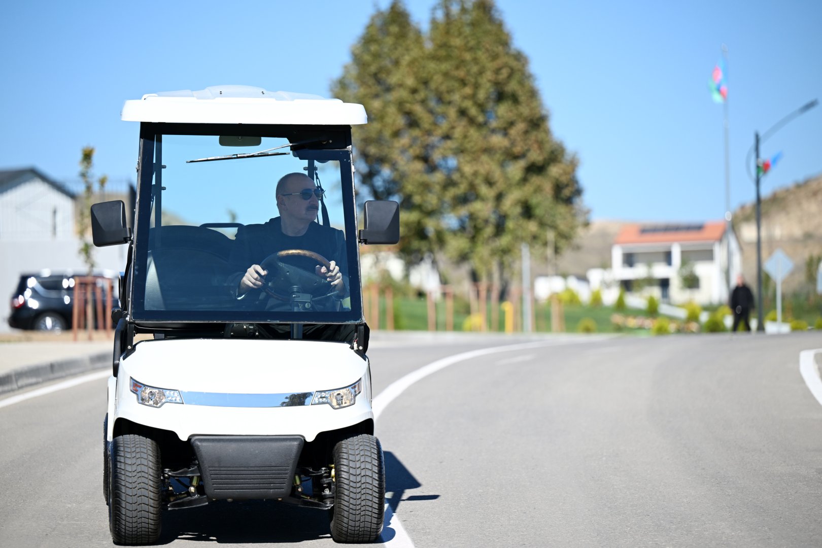 Prezident İlham Əliyev Cəbrayıl rayonunun Horovlu kəndinin sakinlərinə mənzillərin açarlarını təqdim edib (FOTO)