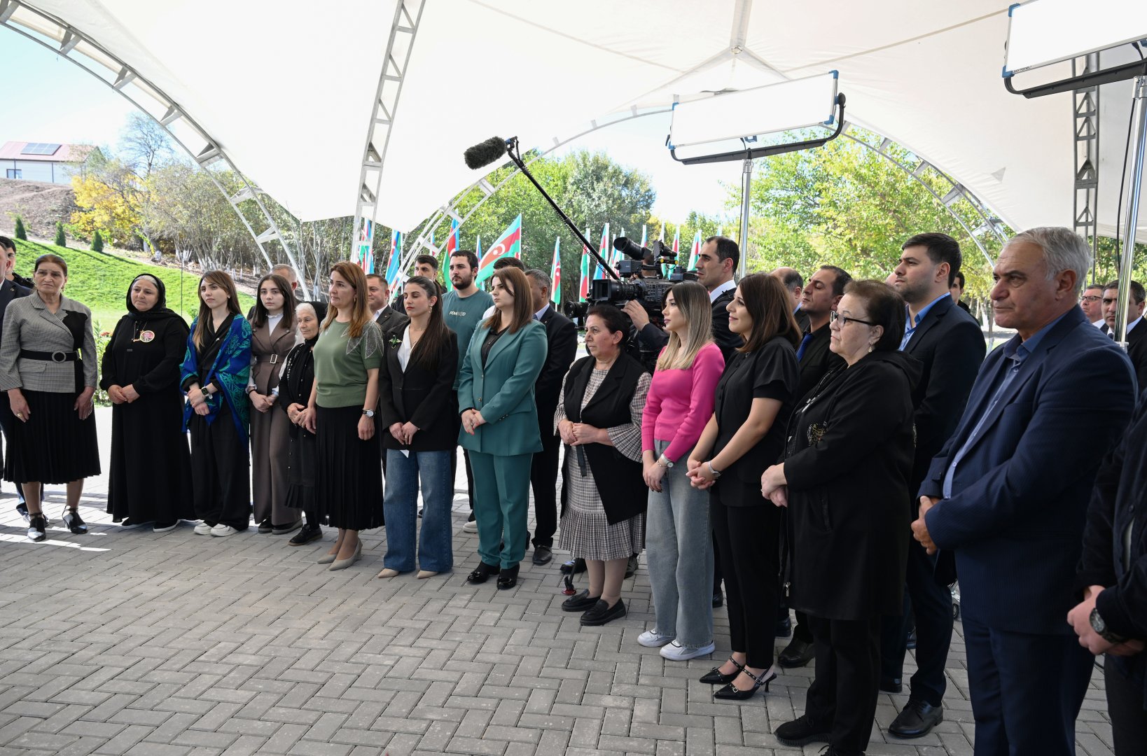 Prezident İlham Əliyev Cəbrayıl rayonunun Horovlu kəndinin sakinlərinə mənzillərin açarlarını təqdim edib (FOTO)