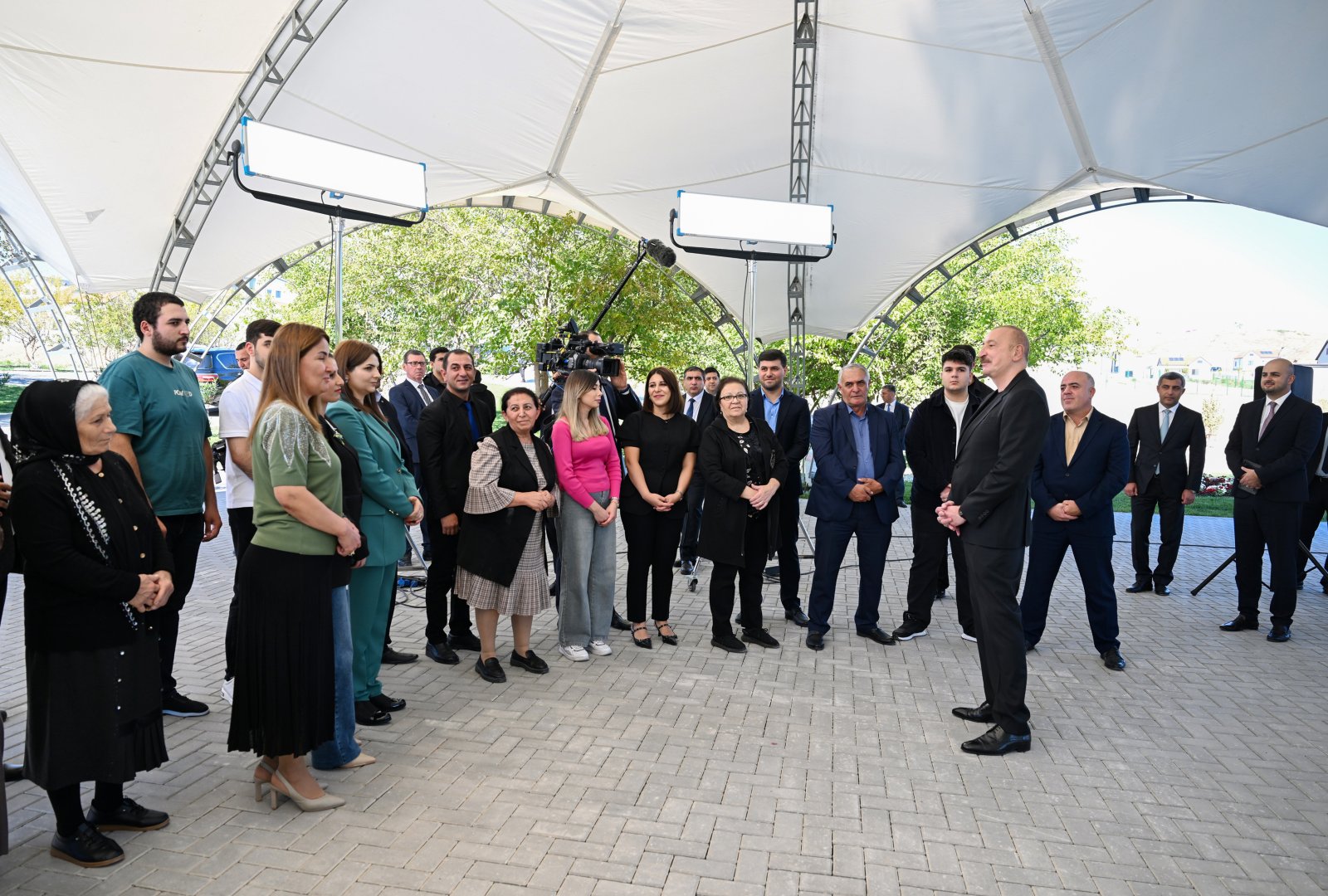 Prezident İlham Əliyev Cəbrayıl rayonunun Horovlu kəndinin sakinlərinə mənzillərin açarlarını təqdim edib (FOTO)