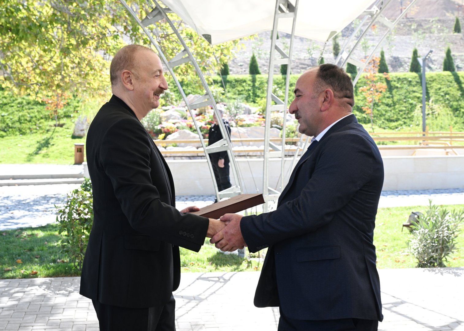 Prezident İlham Əliyev Cəbrayıl rayonunun Horovlu kəndinin sakinlərinə mənzillərin açarlarını təqdim edib (FOTO)