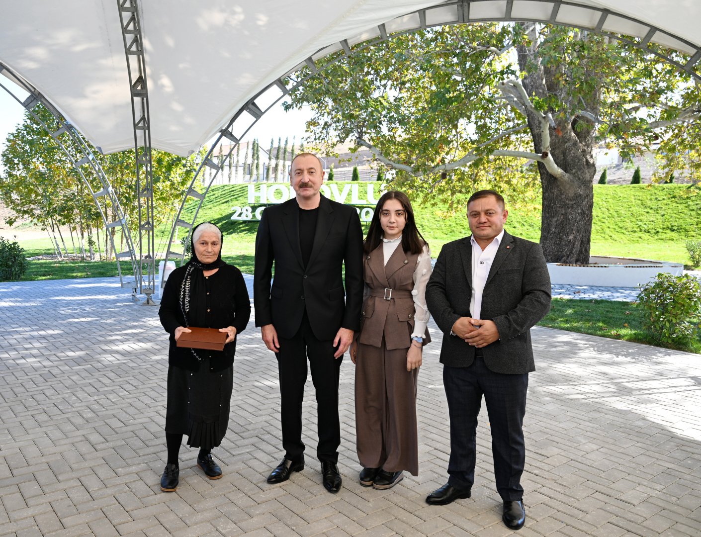 Prezident İlham Əliyev Cəbrayıl rayonunun Horovlu kəndinin sakinlərinə mənzillərin açarlarını təqdim edib (FOTO)