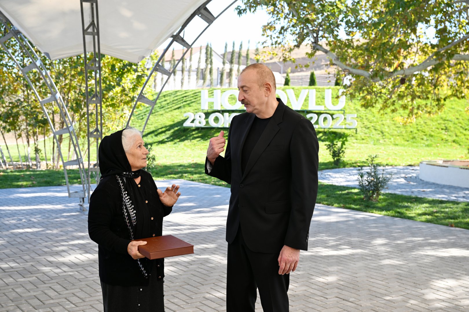 Prezident İlham Əliyev Cəbrayıl rayonunun Horovlu kəndinin sakinlərinə mənzillərin açarlarını təqdim edib (FOTO)