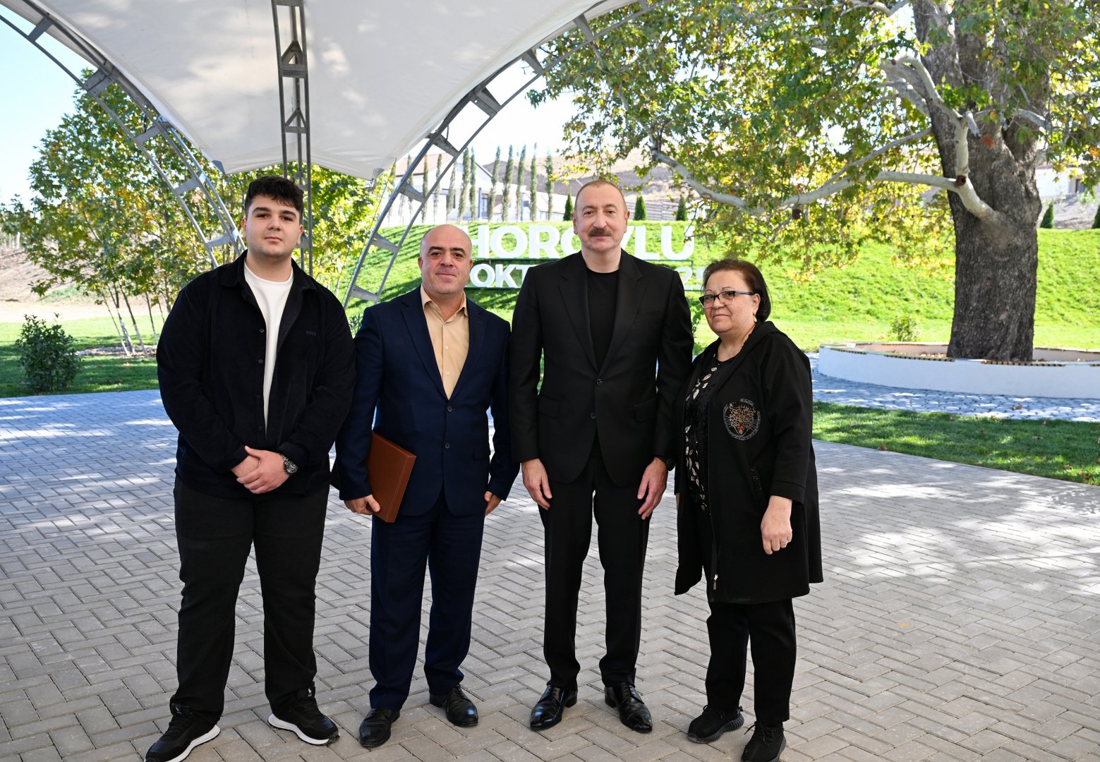 Prezident İlham Əliyev Cəbrayıl rayonunun Horovlu kəndinin sakinlərinə mənzillərin açarlarını təqdim edib (FOTO)