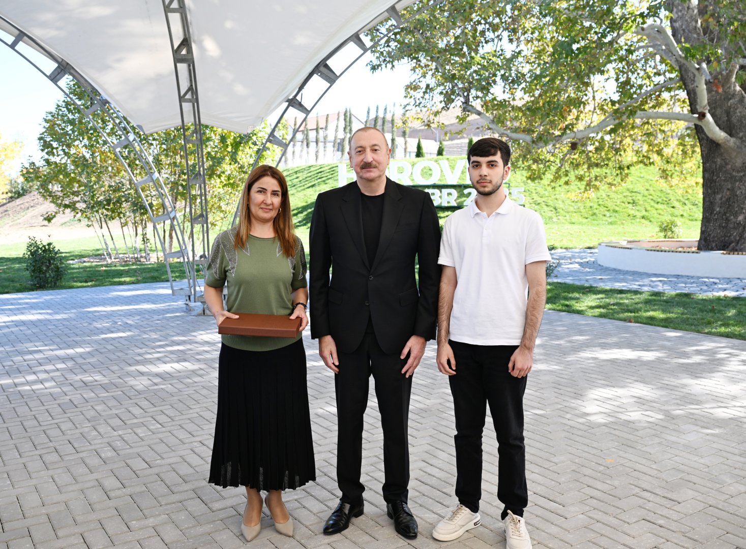 Prezident İlham Əliyev Cəbrayıl rayonunun Horovlu kəndinin sakinlərinə mənzillərin açarlarını təqdim edib (FOTO)