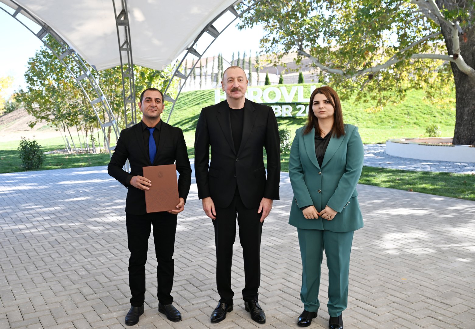 Prezident İlham Əliyev Cəbrayıl rayonunun Horovlu kəndinin sakinlərinə mənzillərin açarlarını təqdim edib (FOTO)