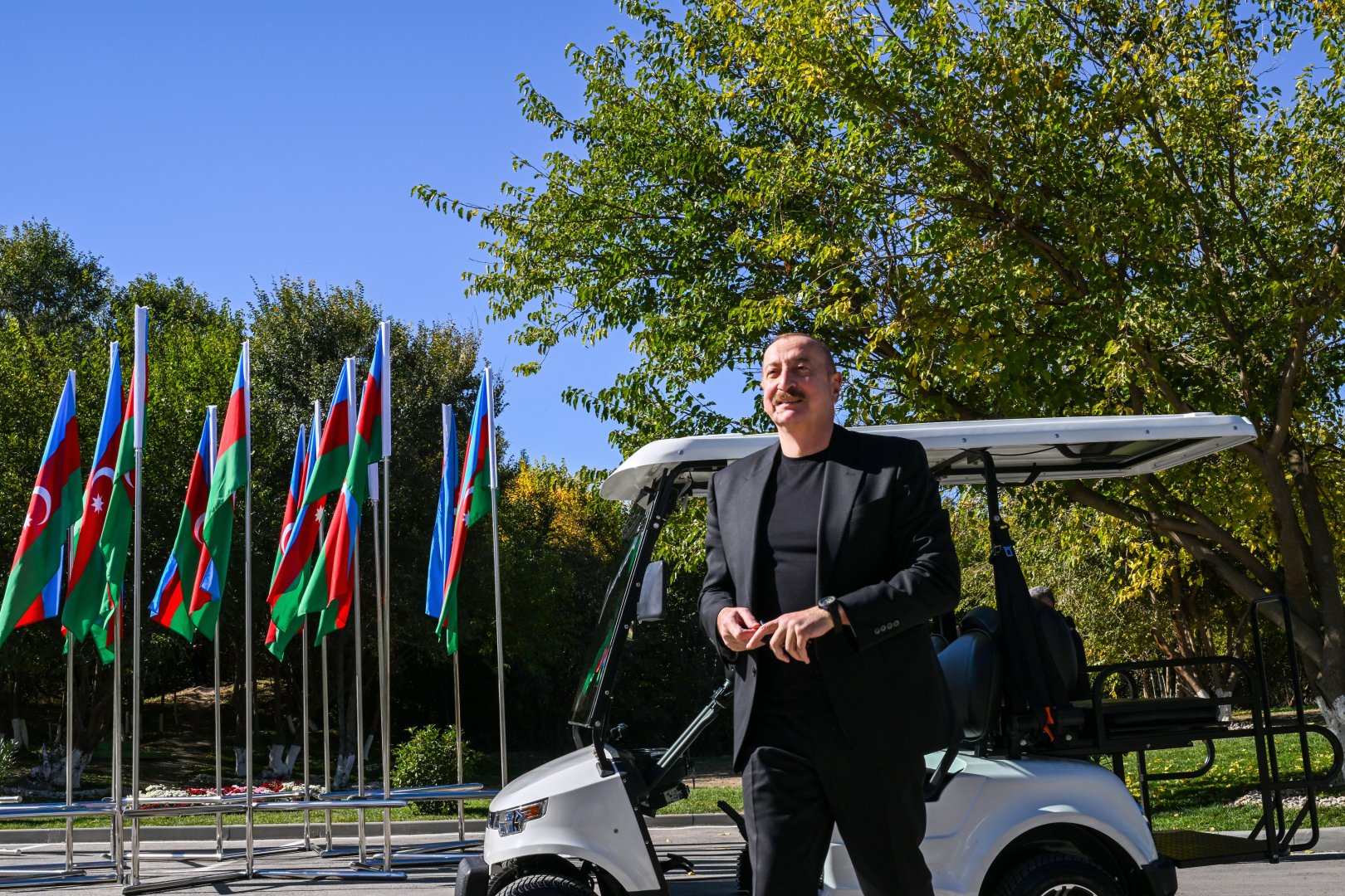 Prezident İlham Əliyev Cəbrayıl rayonunun Horovlu kəndinin sakinlərinə mənzillərin açarlarını təqdim edib (FOTO)