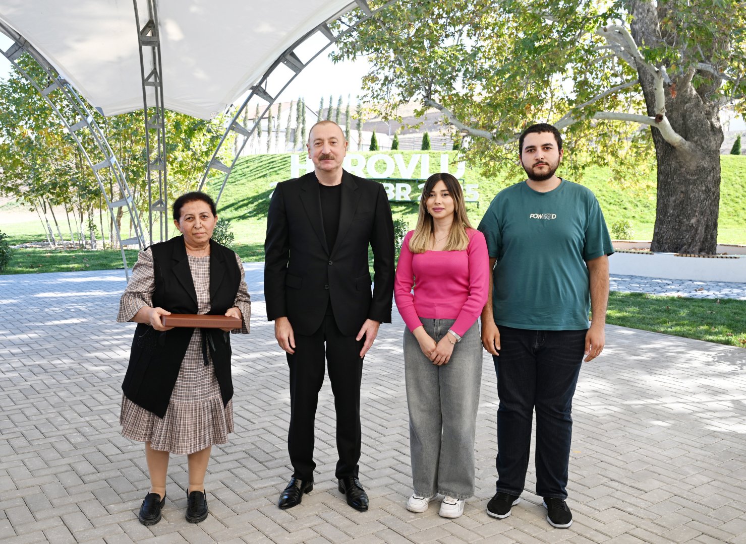 Prezident İlham Əliyev Cəbrayıl rayonunun Horovlu kəndinin sakinlərinə mənzillərin açarlarını təqdim edib (FOTO)