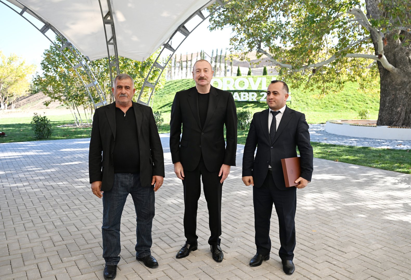 Prezident İlham Əliyev Cəbrayıl rayonunun Horovlu kəndinin sakinlərinə mənzillərin açarlarını təqdim edib (FOTO)