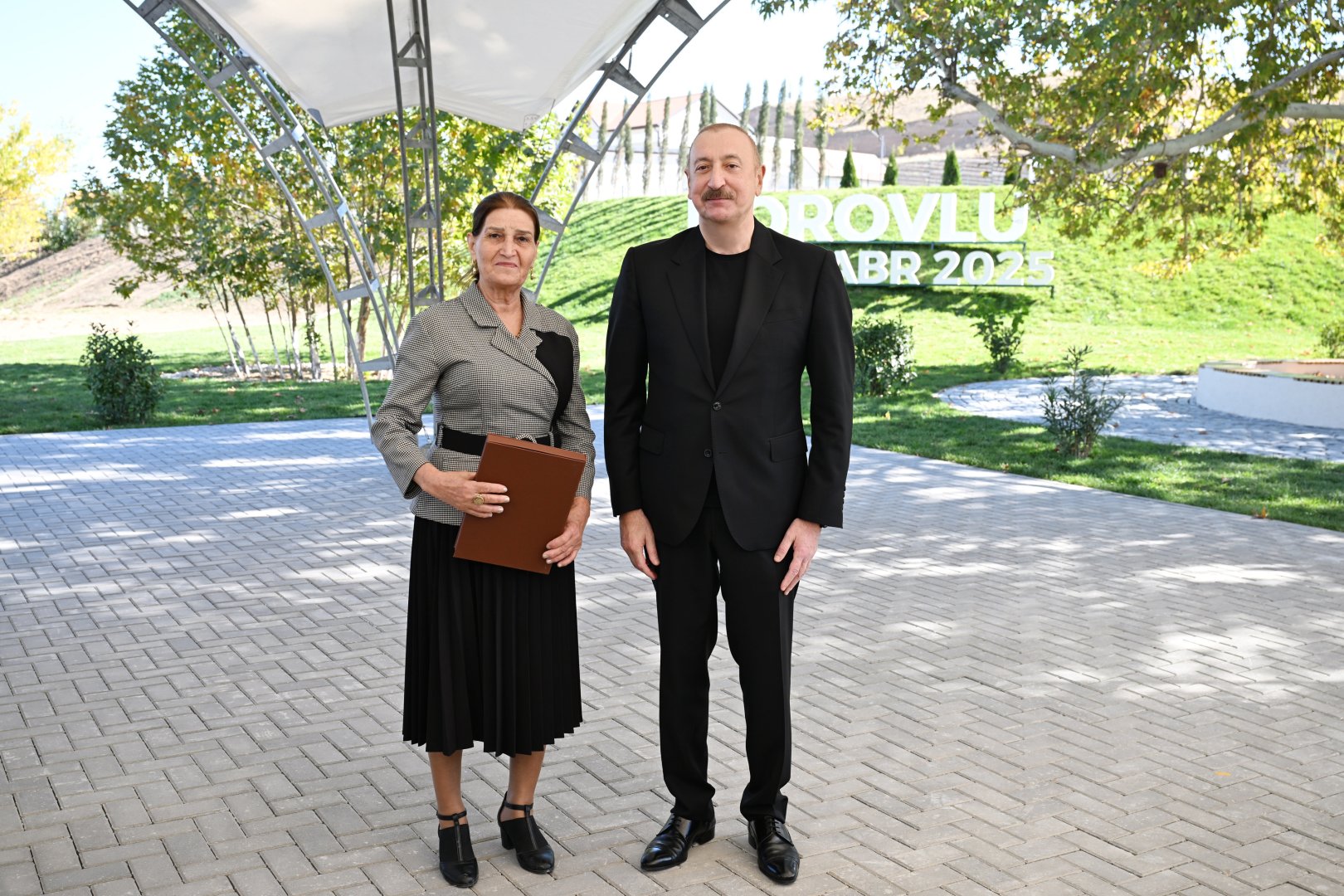 Prezident İlham Əliyev Cəbrayıl rayonunun Horovlu kəndinin sakinlərinə mənzillərin açarlarını təqdim edib (FOTO)