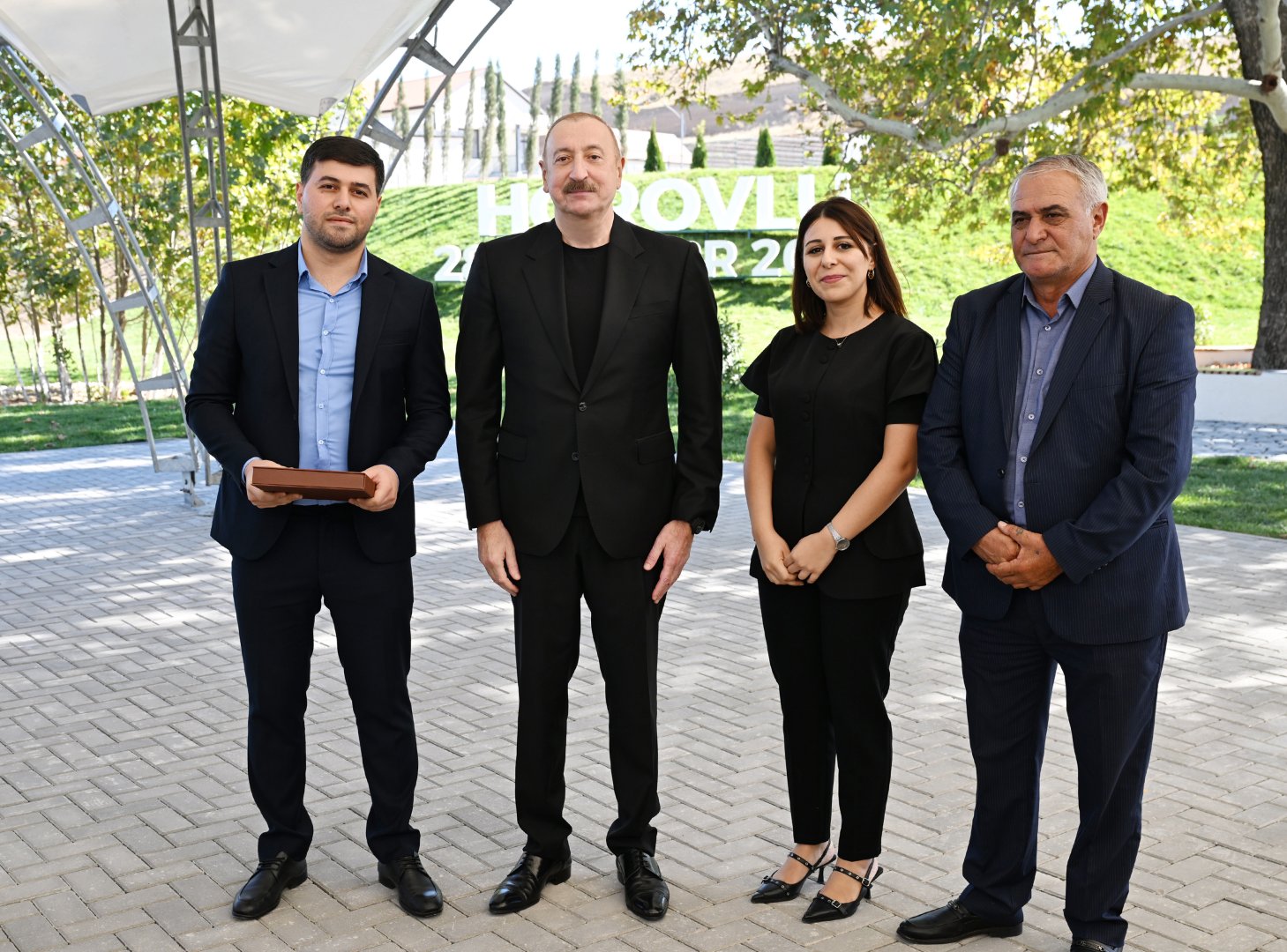 Prezident İlham Əliyev Cəbrayıl rayonunun Horovlu kəndinin sakinlərinə mənzillərin açarlarını təqdim edib (FOTO)