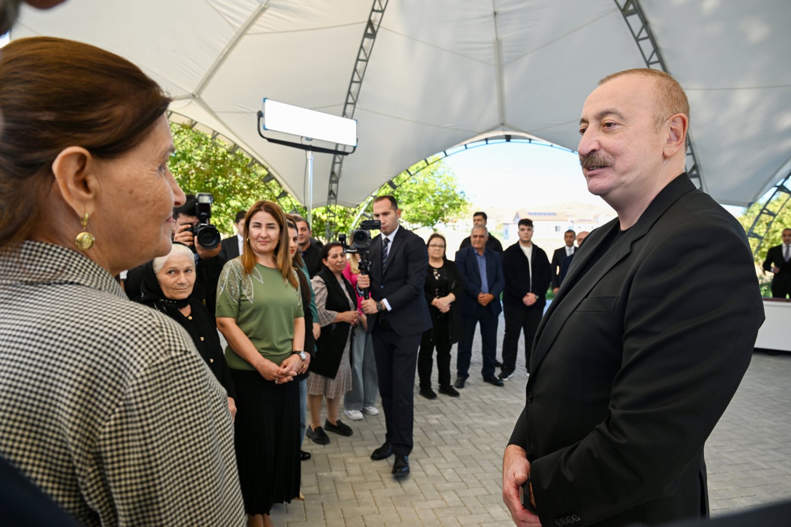 Prezident İlham Əliyev Cəbrayıl rayonunun Horovlu kəndinin sakinlərinə mənzillərin açarlarını təqdim edib (FOTO)