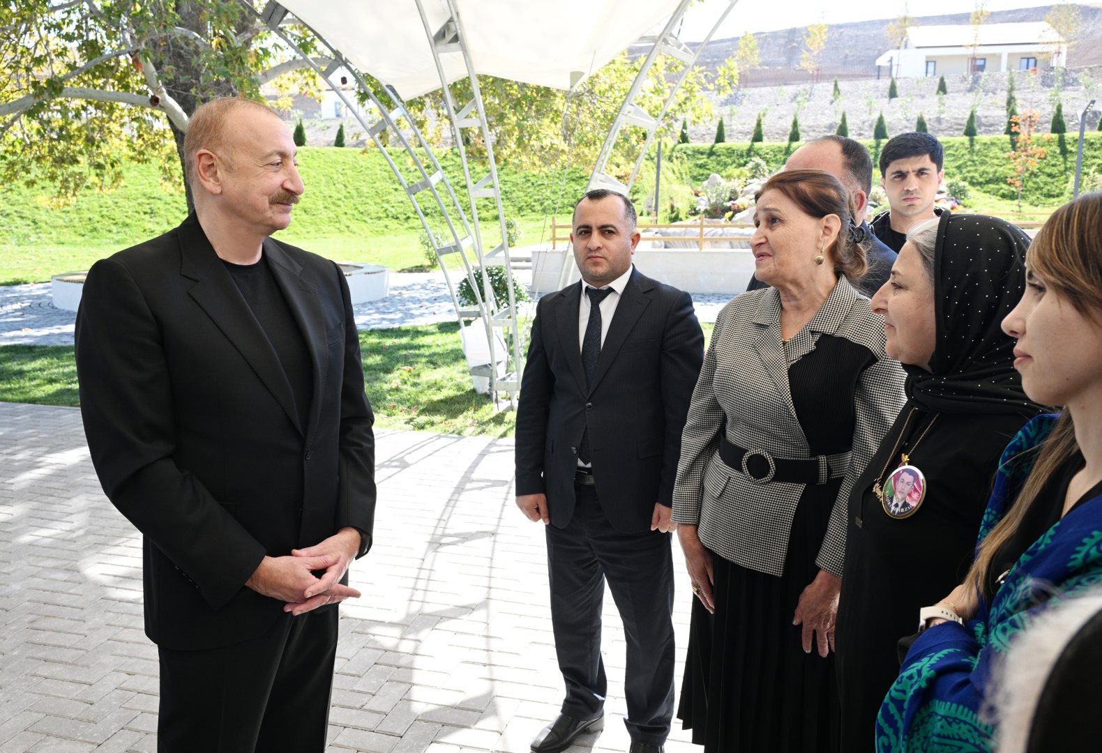 Prezident İlham Əliyev Cəbrayıl rayonunun Horovlu kəndinin sakinlərinə mənzillərin açarlarını təqdim edib (FOTO)