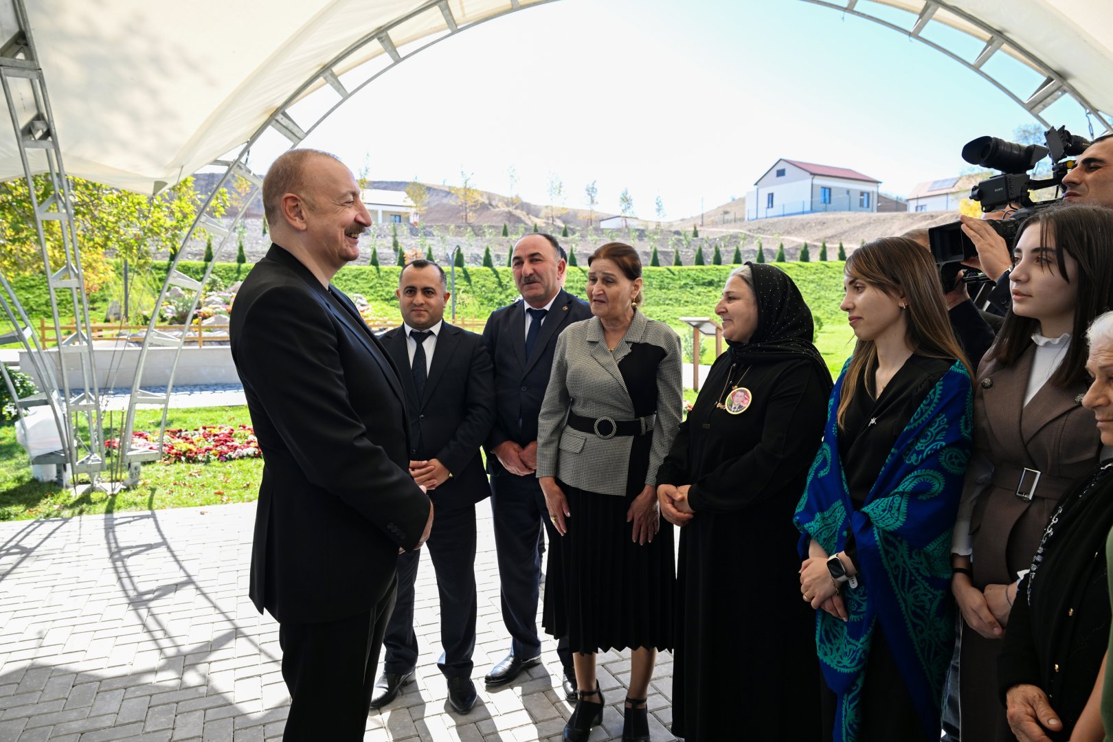 Prezident İlham Əliyev Cəbrayıl rayonunun Horovlu kəndinin sakinlərinə mənzillərin açarlarını təqdim edib (FOTO)