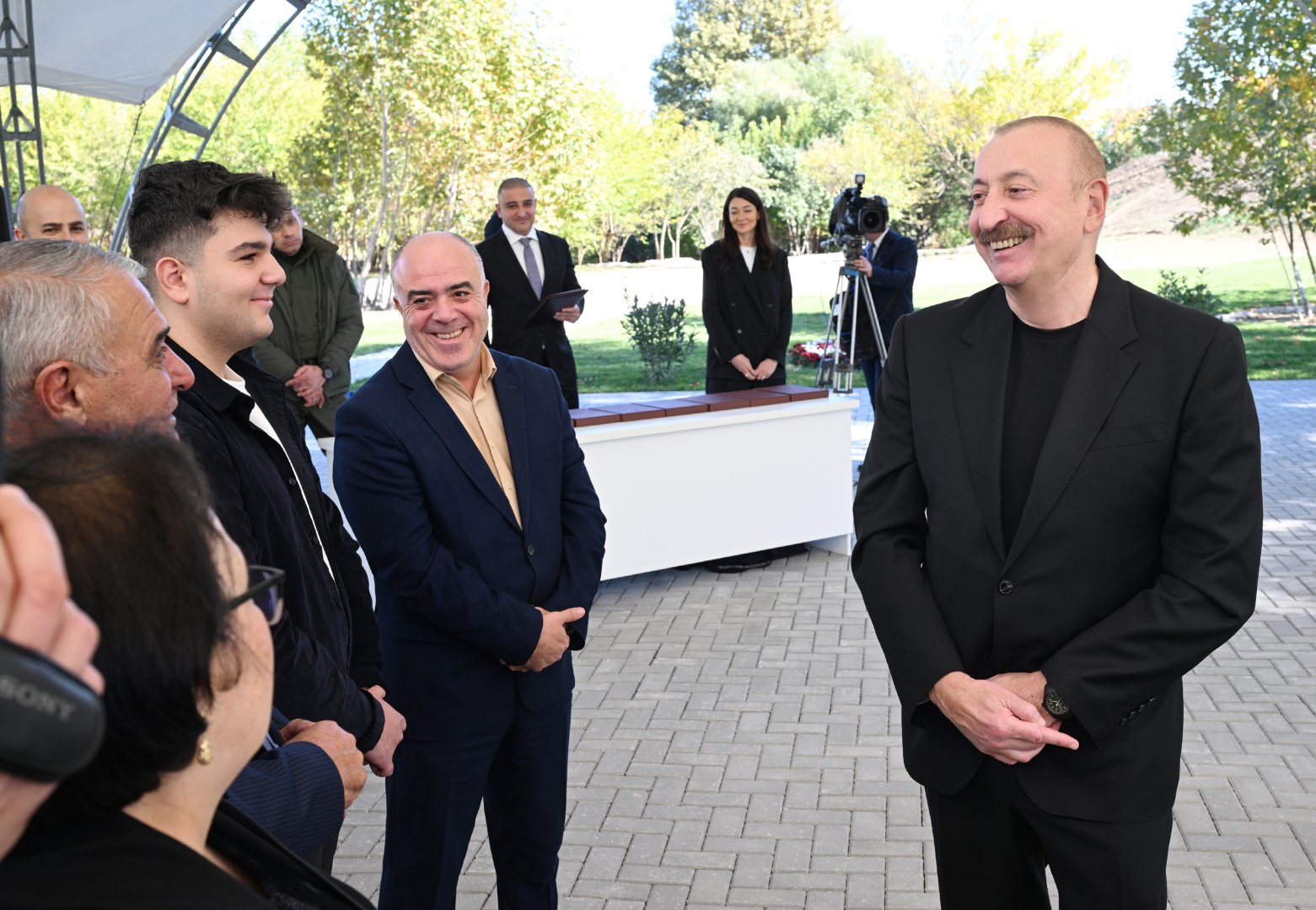 Prezident İlham Əliyev Cəbrayıl rayonunun Horovlu kəndinin sakinlərinə mənzillərin açarlarını təqdim edib (FOTO)