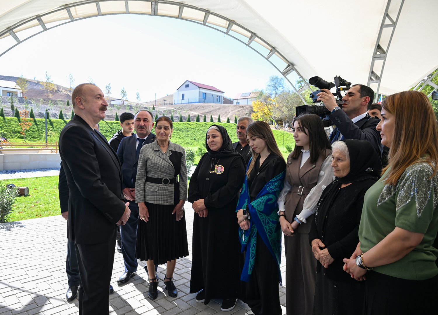 Prezident İlham Əliyev Cəbrayıl rayonunun Horovlu kəndinin sakinlərinə mənzillərin açarlarını təqdim edib (FOTO)