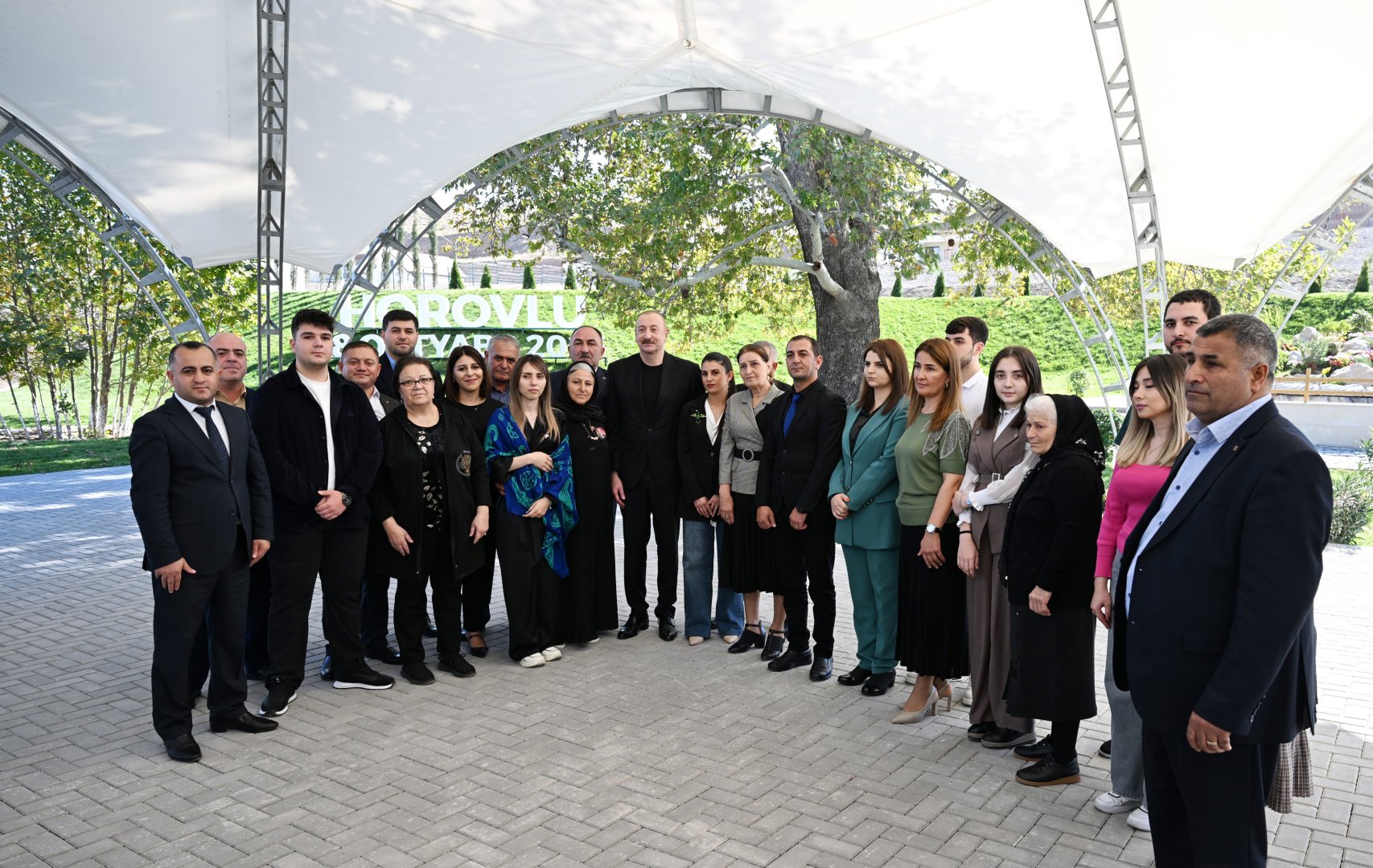 Prezident İlham Əliyev Cəbrayıl rayonunun Horovlu kəndinin sakinlərinə mənzillərin açarlarını təqdim edib (FOTO)