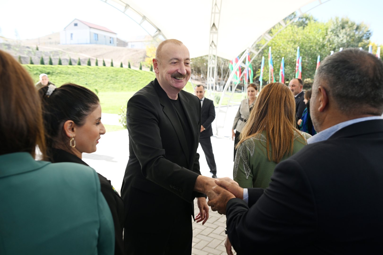 Prezident İlham Əliyev Cəbrayıl rayonunun Horovlu kəndinin sakinlərinə mənzillərin açarlarını təqdim edib (FOTO)