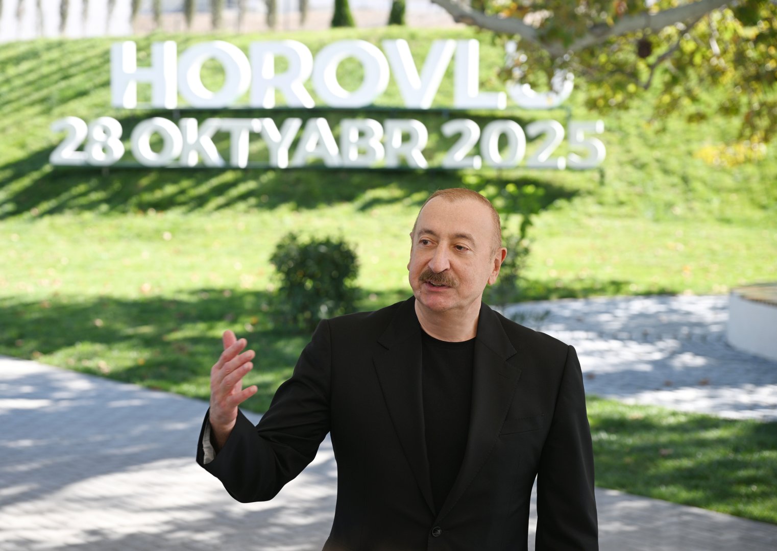 Prezident İlham Əliyev Cəbrayıl rayonunun Horovlu kəndinin sakinlərinə mənzillərin açarlarını təqdim edib (FOTO)