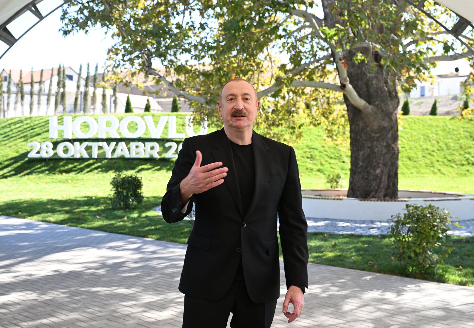 Prezident İlham Əliyev Cəbrayıl rayonunun Horovlu kəndinin sakinlərinə mənzillərin açarlarını təqdim edib (FOTO)