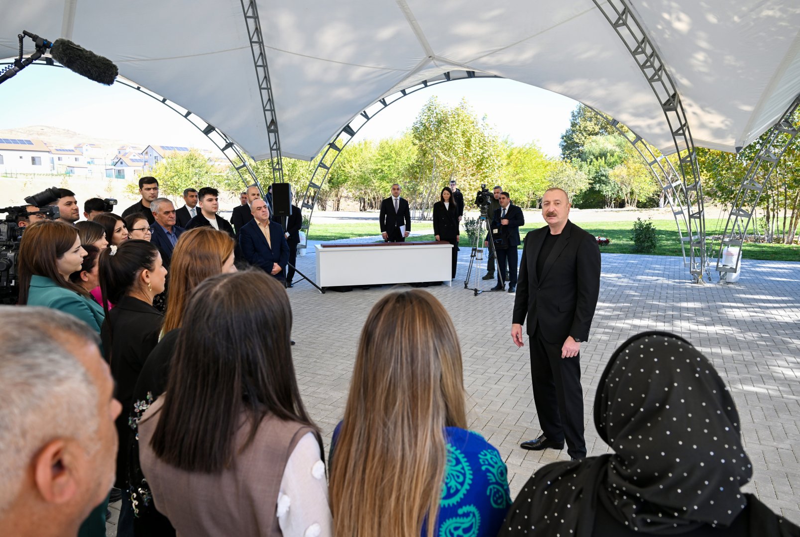 Prezident İlham Əliyev Cəbrayıl rayonunun Horovlu kəndinin sakinlərinə mənzillərin açarlarını təqdim edib (FOTO)