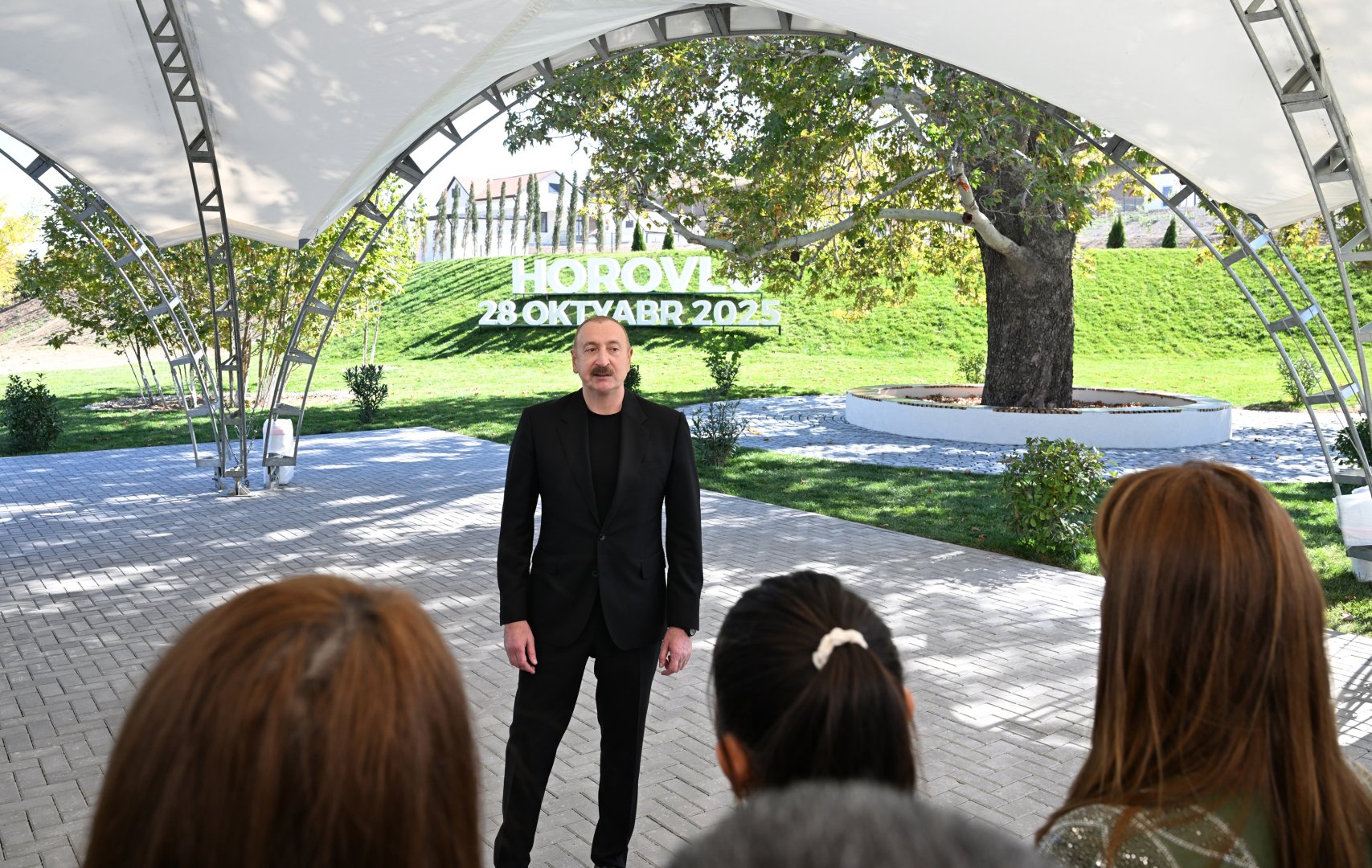 Prezident İlham Əliyev Cəbrayıl rayonunun Horovlu kəndinin sakinlərinə mənzillərin açarlarını təqdim edib (FOTO)