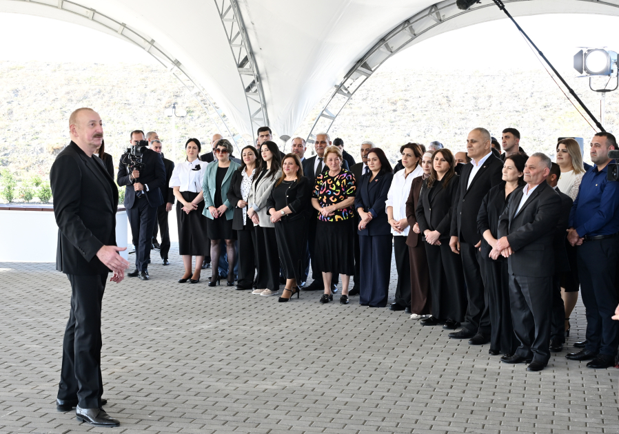 Prezident İlham Əliyev Zəngilanın Məmmədbəyli və Ağalı kəndlərinin sakinlərinə mənzillərin açarlarını təqdim edib (FOTO) (YENİLƏNİB)
