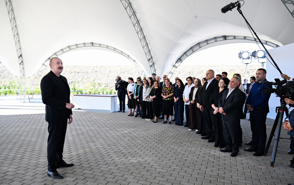 Prezident İlham Əliyev Zəngilanın Məmmədbəyli və Ağalı kəndlərinin sakinlərinə mənzillərin açarlarını təqdim edib (FOTO) (YENİLƏNİB)
