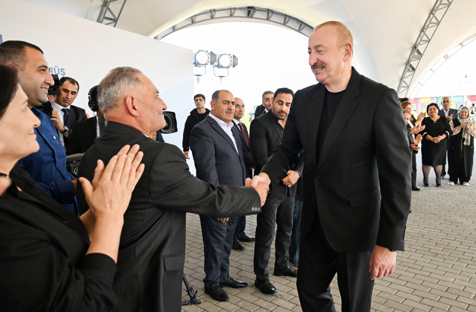 Prezident İlham Əliyev Zəngilanın Məmmədbəyli və Ağalı kəndlərinin sakinlərinə mənzillərin açarlarını təqdim edib (FOTO) (YENİLƏNİB)