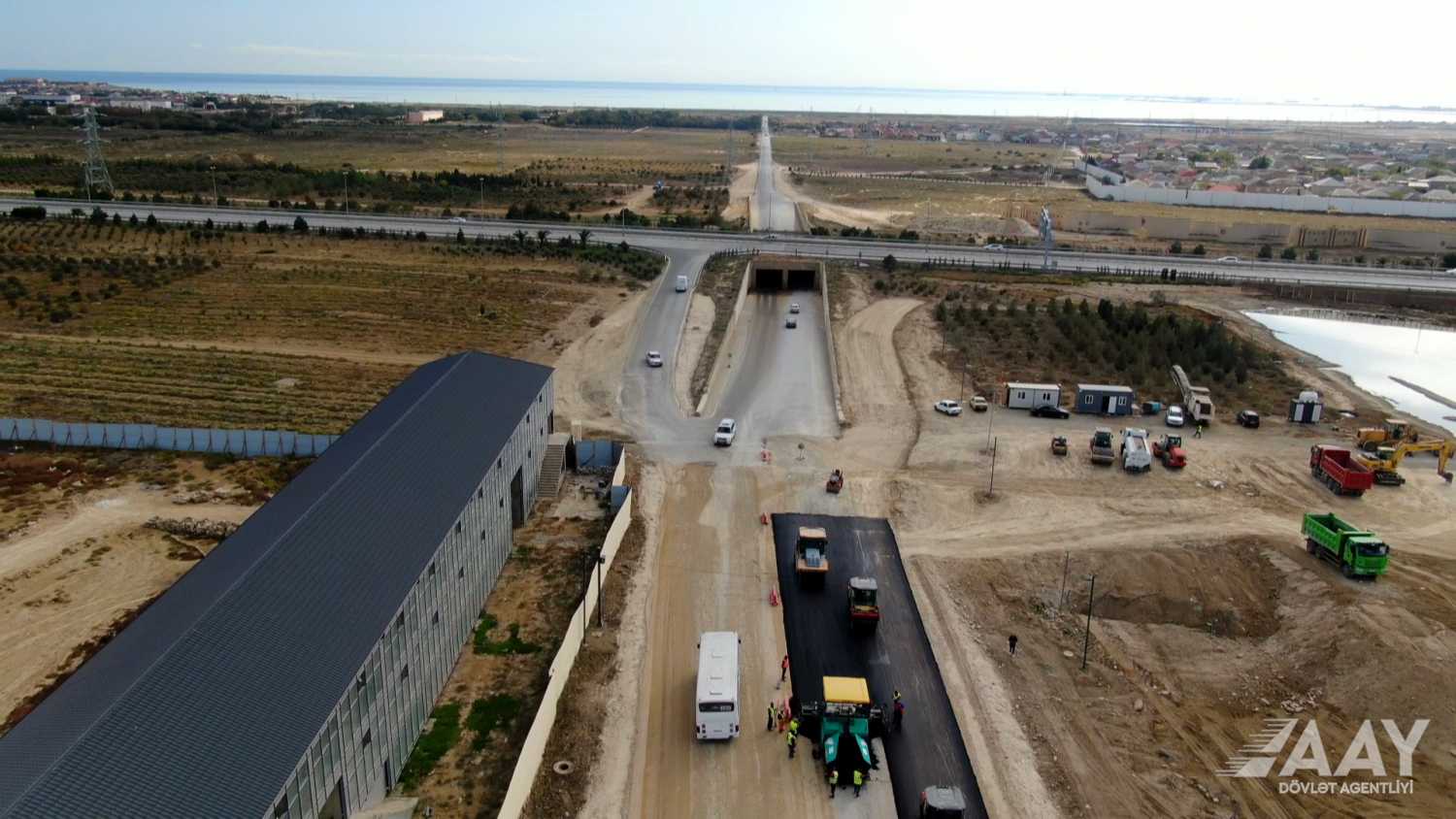 Zığ dairəsi–Hava Limanı yoluna birləşən yanaşma yollarının tikintisi davam etdirilir (FOTO)