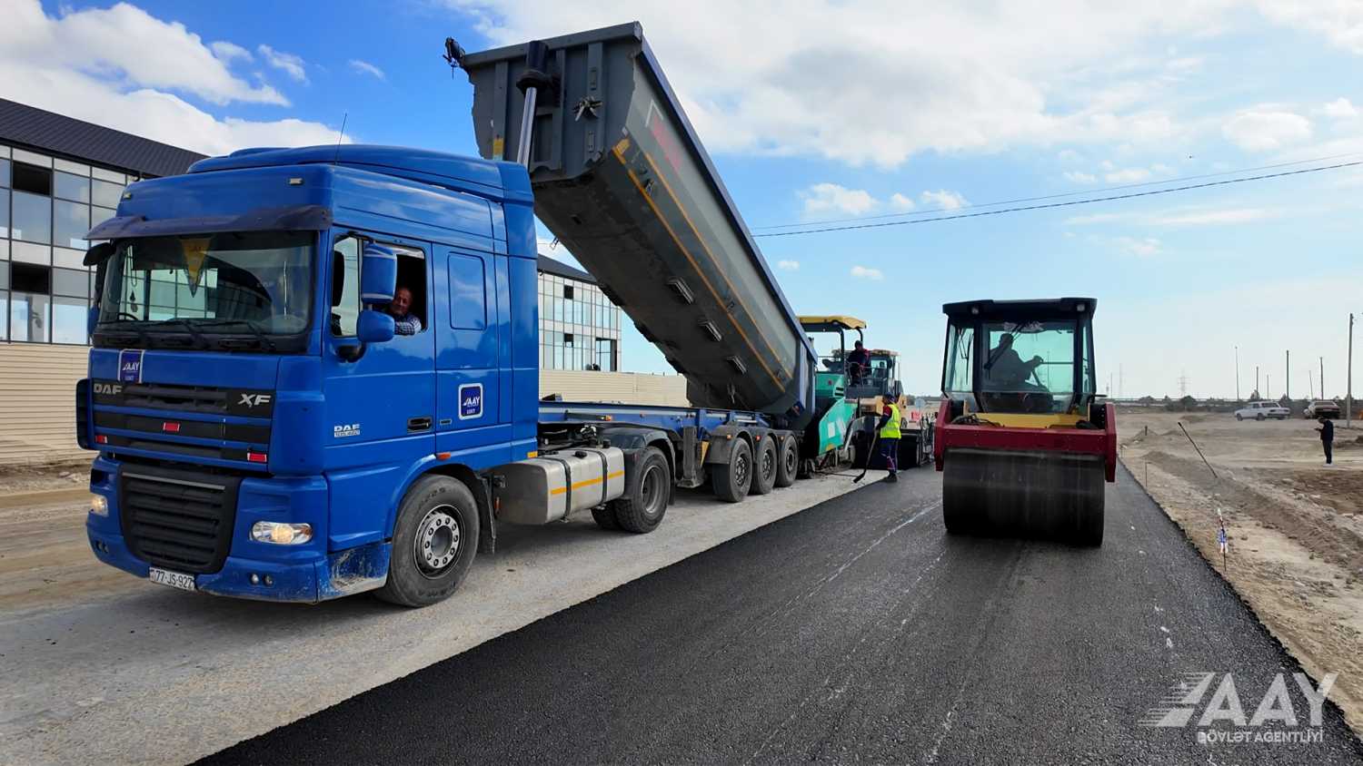 Zığ dairəsi–Hava Limanı yoluna birləşən yanaşma yollarının tikintisi davam etdirilir (FOTO)