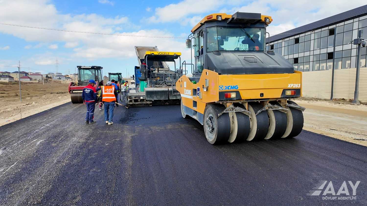Zığ dairəsi–Hava Limanı yoluna birləşən yanaşma yollarının tikintisi davam etdirilir (FOTO)
