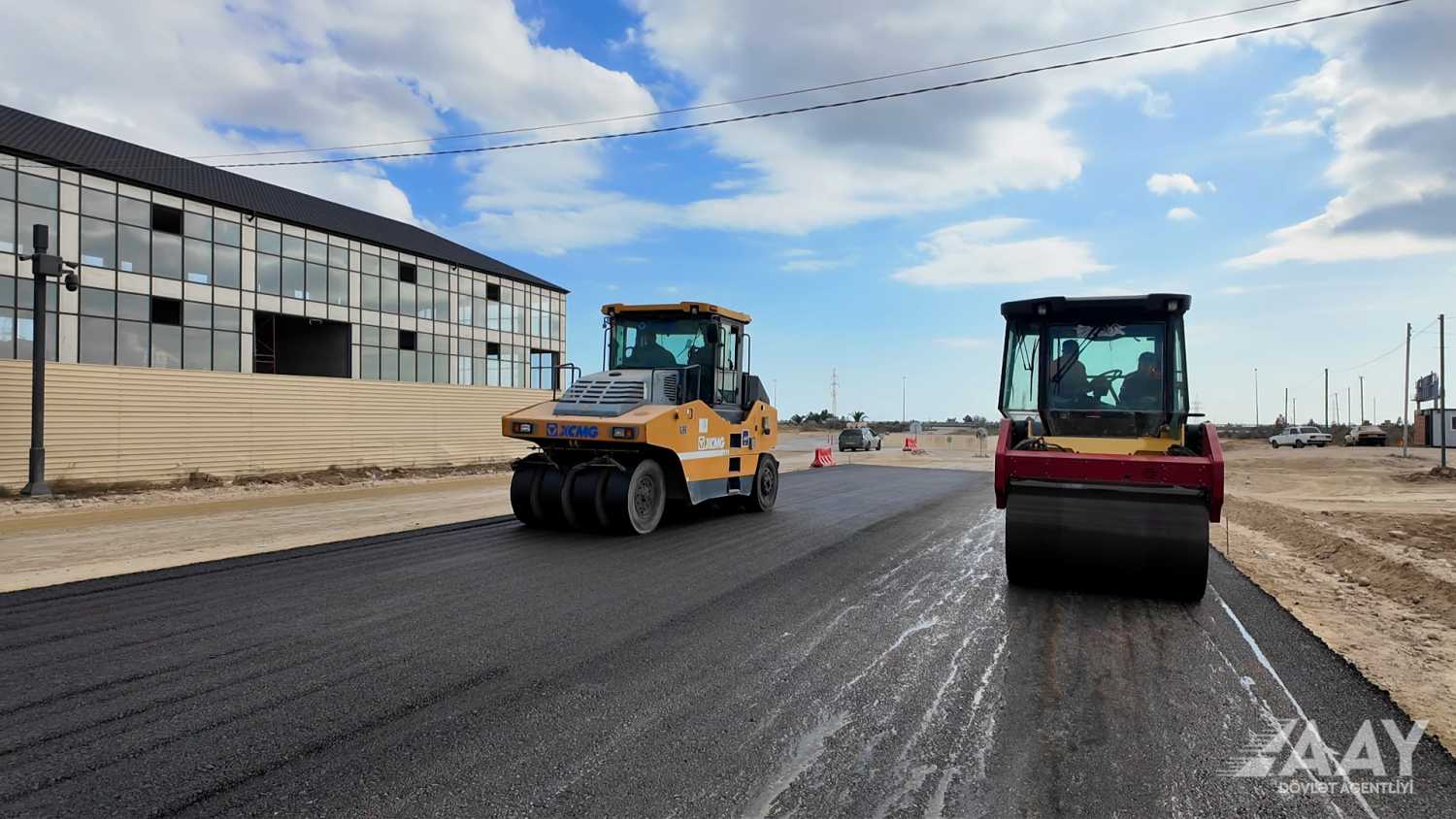 Zığ dairəsi–Hava Limanı yoluna birləşən yanaşma yollarının tikintisi davam etdirilir (FOTO)