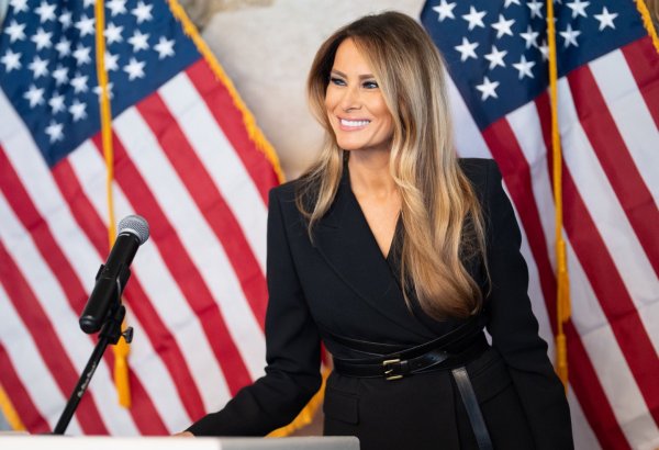 Melaniya Tramp ukraynalı uşaqların qaytarılması üçün Putinin komandası ilə təmasdadır