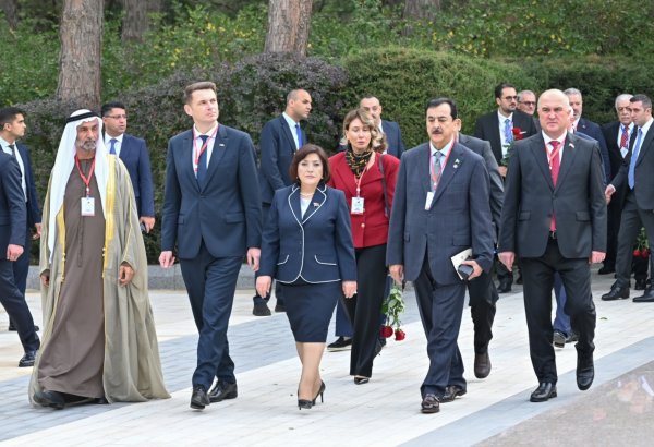 Beynəlxalq parlament konfransının iştirakçıları Fəxri xiyabanı və Şəhidlər xiyabanını ziyarət ediblər (FOTO)