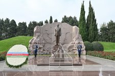 Beynəlxalq parlament konfransının iştirakçıları Fəxri xiyabanı və Şəhidlər xiyabanını ziyarət ediblər (FOTO)